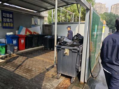 越城区持续推进商贸综合体垃圾分类执法检查，优化城市生活垃圾管理服务